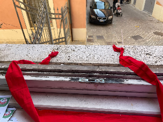 Senigallia – Strappata e rimossa la bandiera palestinese dalla sede del Pd